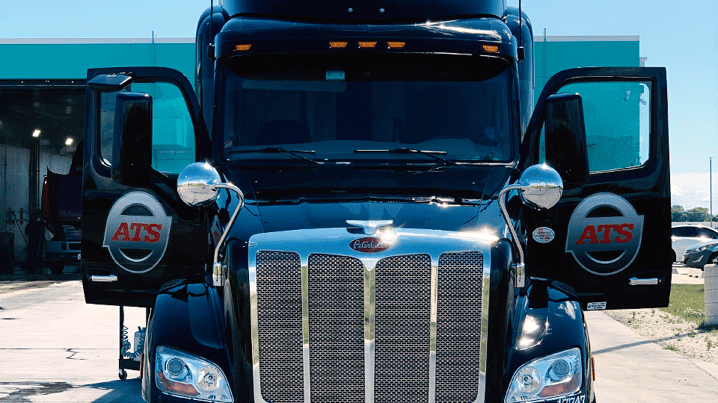 Truck-driver-team-picking-up-freight